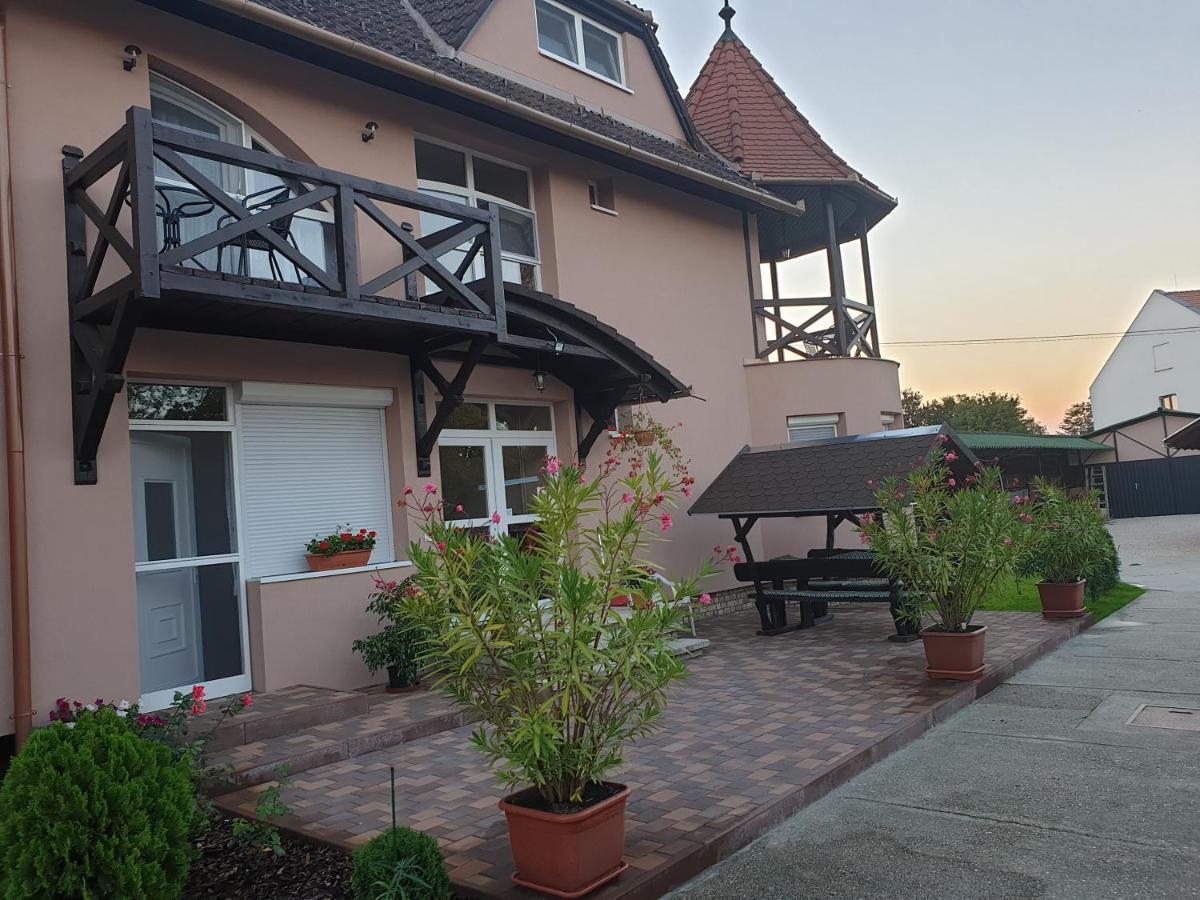 Anda Vendeghaz Hotel Harkany Bagian luar foto